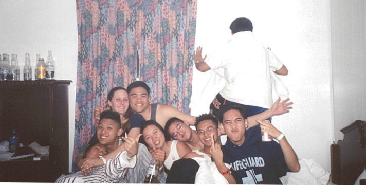 ppl at seaside and karlo gettin some actoin from the wall