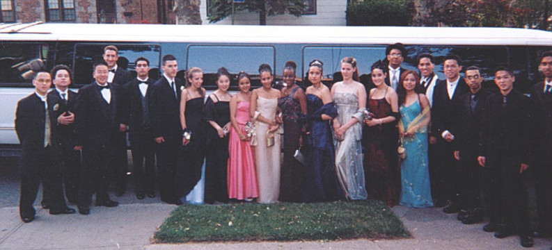 ppl in front of limo